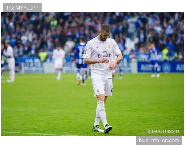 本泽马的战术依赖性如何塑造其进攻主导地位？